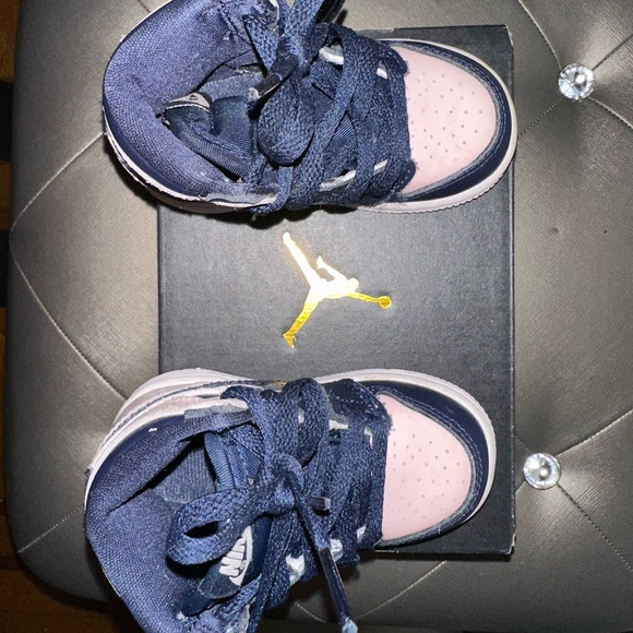 Barely worn Jordan 1s excellent condition original box size 5c - Picture 2 of 7